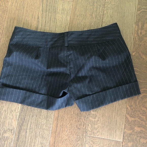 Urban Behaviour Cuffed Shorts​​ - Picture 6 of 8